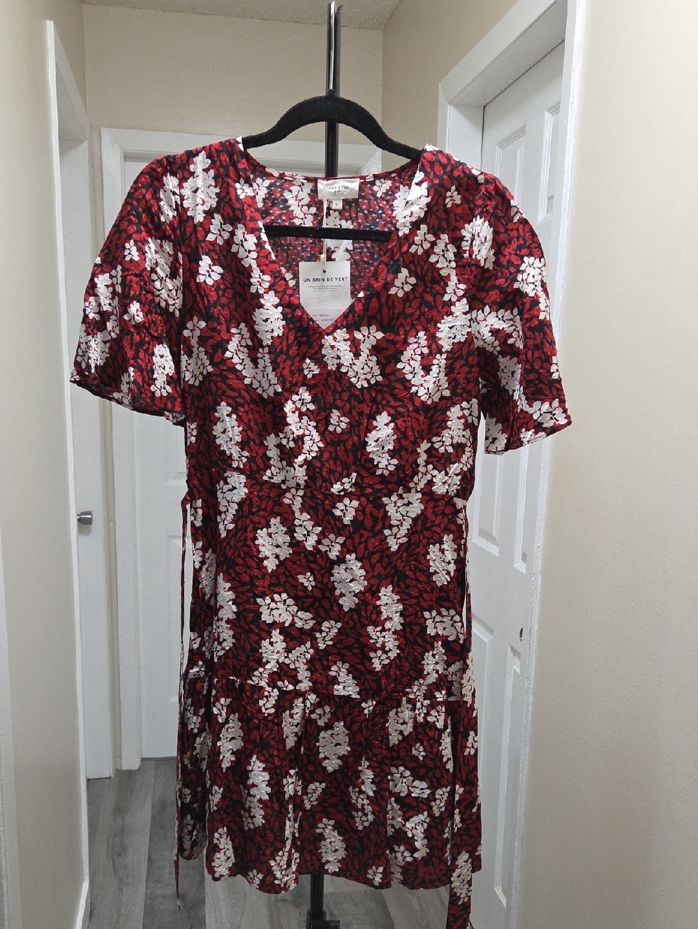 NWT Grace & Mila V-Neck Red Floral Midi Dress with Short Sleeveswt